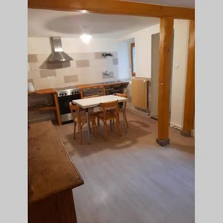 Petit Avec Bel Exterieur. *