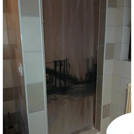 Petit Avec Bel Exterieur. Apartment